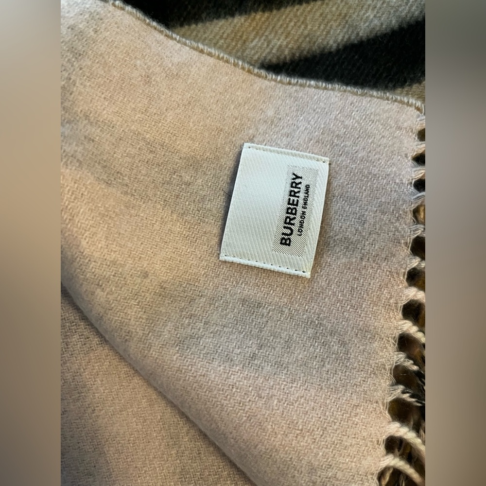 Burberry Reversible Check Cashmere Scarf - Picture 14 of 14